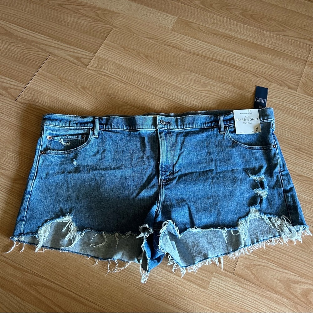 NWT Abercrombie & Fitch The Mom Short Mid Rise Size 37/24
